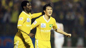 Công Vinh lập siêu phẩm, SLNA soán ngôi đầu