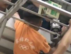 Clip: Giải cứu bé 5 tuổi kẹp đầu lơ lửng tầng 4