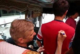 ‘Running Man’ không tặng kỷ vật của Arsenal