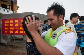 Chuyến tàu ra Trường Sa: 'Sóng yêu' - 'Sóng ghét'