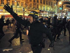 Clip: Bạo lực liên tiếp ở ngoại ô Paris, Pháp