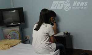 Giáo viên luyện thi dùng súng ép nữ sinh vào nhà nghỉ