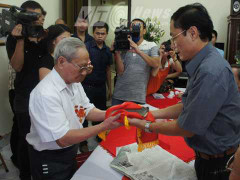 Cha già oà khóc ôm nhật ký lưu lạc 45 năm của con trai