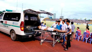 Đấu SLNA, sao Thanh Hóa nhập viện, thở oxy