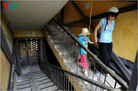 Clip: Nhà tập thể ngả nghiêng, nứt toác ở Hà Nội