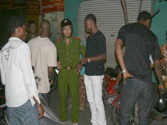 Xem đặc nhiệm giăng lưới tóm 'Tây đen' lừa đảo dân Việt