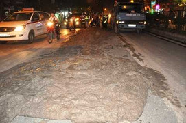 Hà Nội: Bùn thải bủa vây phố phường gần 1km