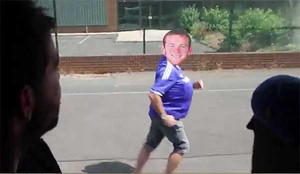 Rooney tập tành 'ăn theo' Running man VN