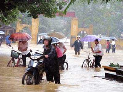 Mưa giông lớn trên cả nước, nhiều nơi ngập lụt