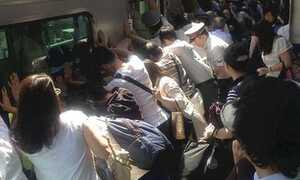 Nhật Bản: 40 hành khách lật đoàn tàu cứu người