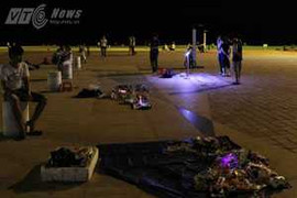 Ảnh: 'Ma trận' hàng rong bủa vây công viên biển Đà Nẵng