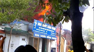 Hà Nội: Kho sơn bốc cháy ngùn ngụt