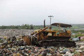 Bé trai 5 tuổi bị máy ủi vùi lấp thương tâm