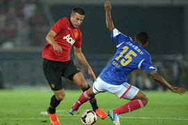 Chuyện MU: Fabregas đến, Van Persie đen đủi