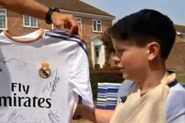 Ronaldo sút gãy tay CĐV nhí