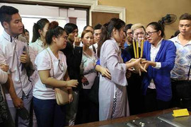 Bạn bè khóc ngất nhìn mặt Wanbi Tuấn Anh lần cuối