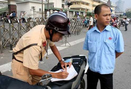 Bỏ phạt xe không chính chủ, mũ rởm: Chuyên gia nói gì?