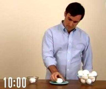 Độc đáo cách bóc vỏ trứng cực nhanh