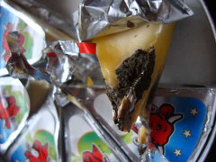 Pho mai 'Con bò cười' mốc đen, ăn vào không sao?