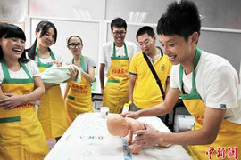 Nam sinh đua nhau đi học làm vú nuôi