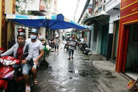 Thất kinh thanh niên cầm 2 dao tự cứa cổ giữa phố