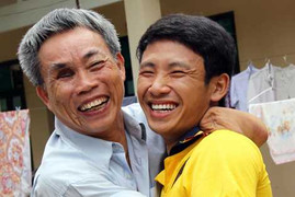 Xúc động hình ảnh Running Man bên các thương binh nặng