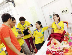 Công Vinh thăm fan nữ xinh đẹp vụ sập sân