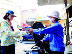 Giá xăng trong nước có giảm mạnh theo giá thế giới?