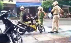 Clip: Côn đồ đội mũ cối dọa giết CSGT
