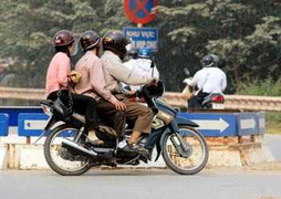 Bắt nhóm xe ôm 'chém' khách 1,5 triệu đồng