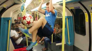 Tâng bóng siêu hạng trên tàu điện ngầm