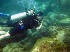 Hàng trăm thợ lặn ráo riết tìm nam sinh mất tích