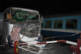 Clip: Chết máy trên đường ray, ô tô bị tàu đâm nát