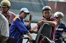 Clip: Vạch trần thủ đoạn đổ xăng 'bẩn' giữa Thủ đô