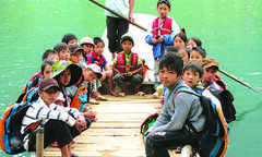 Người lái đò và lời nguyền nghiệt ngã trên sông Son