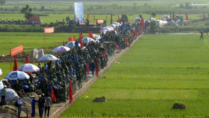 1.000 người làm 700m đường, tốn 200 triệu đồng ăn uống