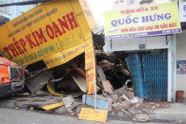 Container đâm sập nhà: Phút sinh tử khi tấm bê tông rơi