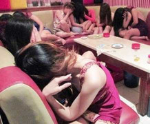 TP.HCM: 'Chân dài' nhà hàng mặc yếm phục vụ khách