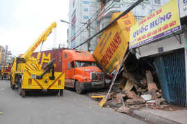 Nhân chứng kể lại phút sinh tử container đâm sập nhà