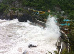 Bão giật cấp 12 đang gần bờ biển Quảng Ninh - Nam Định