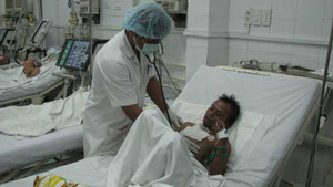 Xe tải cán qua ngực, người đàn ông thoát chết thần kỳ