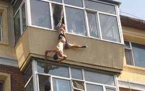 Clip: Vợ kéo quần đùi cứu chồng tự tử