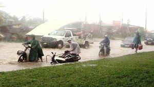 Đường HN thành sông, dịch vụ lau bugi xe máy 'hốt bạc'