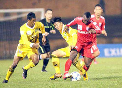 Thiếu Công Vinh, SLNA nếm mùi thảm bại