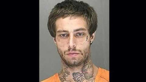 Bố nhẫn tâm ngồi lên đầu con