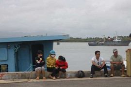 Chìm tàu kinh hoàng: Khấn trời ngóng người thân