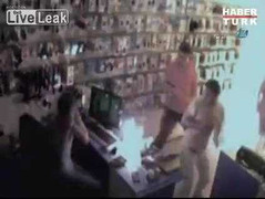 Clip: Hãi hùng điện thoại nổ tung trong cửa hàng