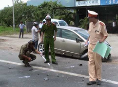Lái xe điên cuồng, tông bẹp hàng loạt xe