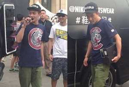 Trần Quán Hy bán hàng rong kiếm tiền trả nợ?