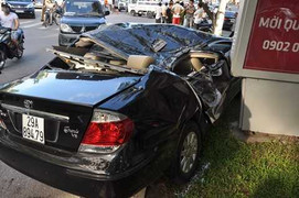 Xe hơi tông liên hoàn, kéo rê hai người hàng chục mét